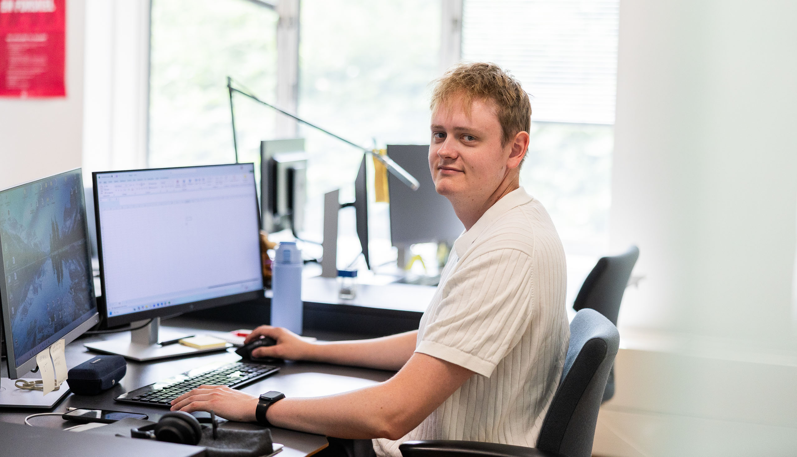 Portræt af Casper foran en computer