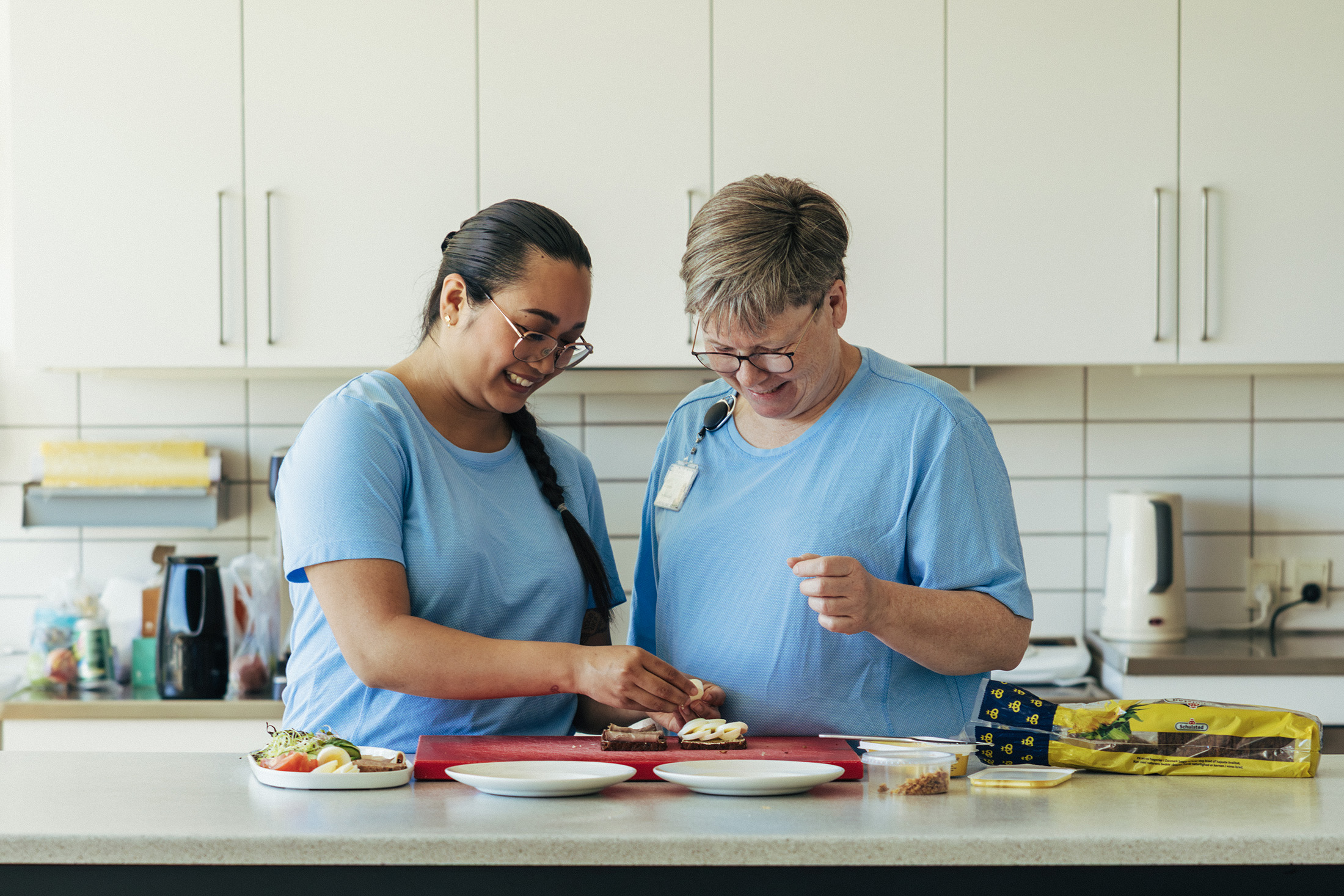 Lena og Britt forbereder smørebrød. 