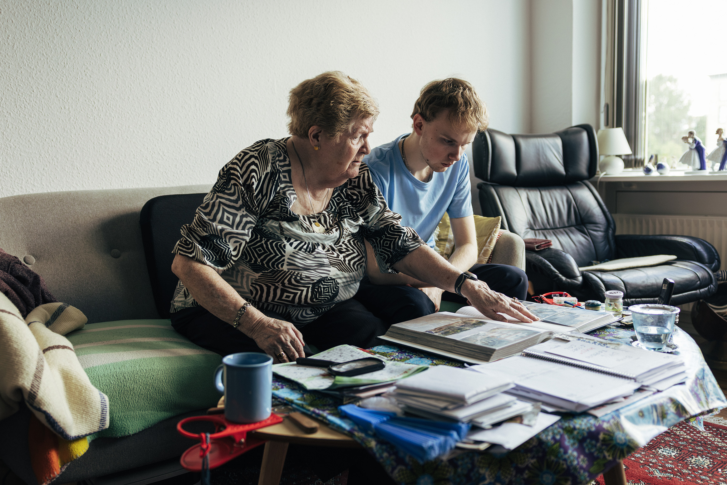 Sosuhjælperelev Jack er i samtale med borgeren Grete