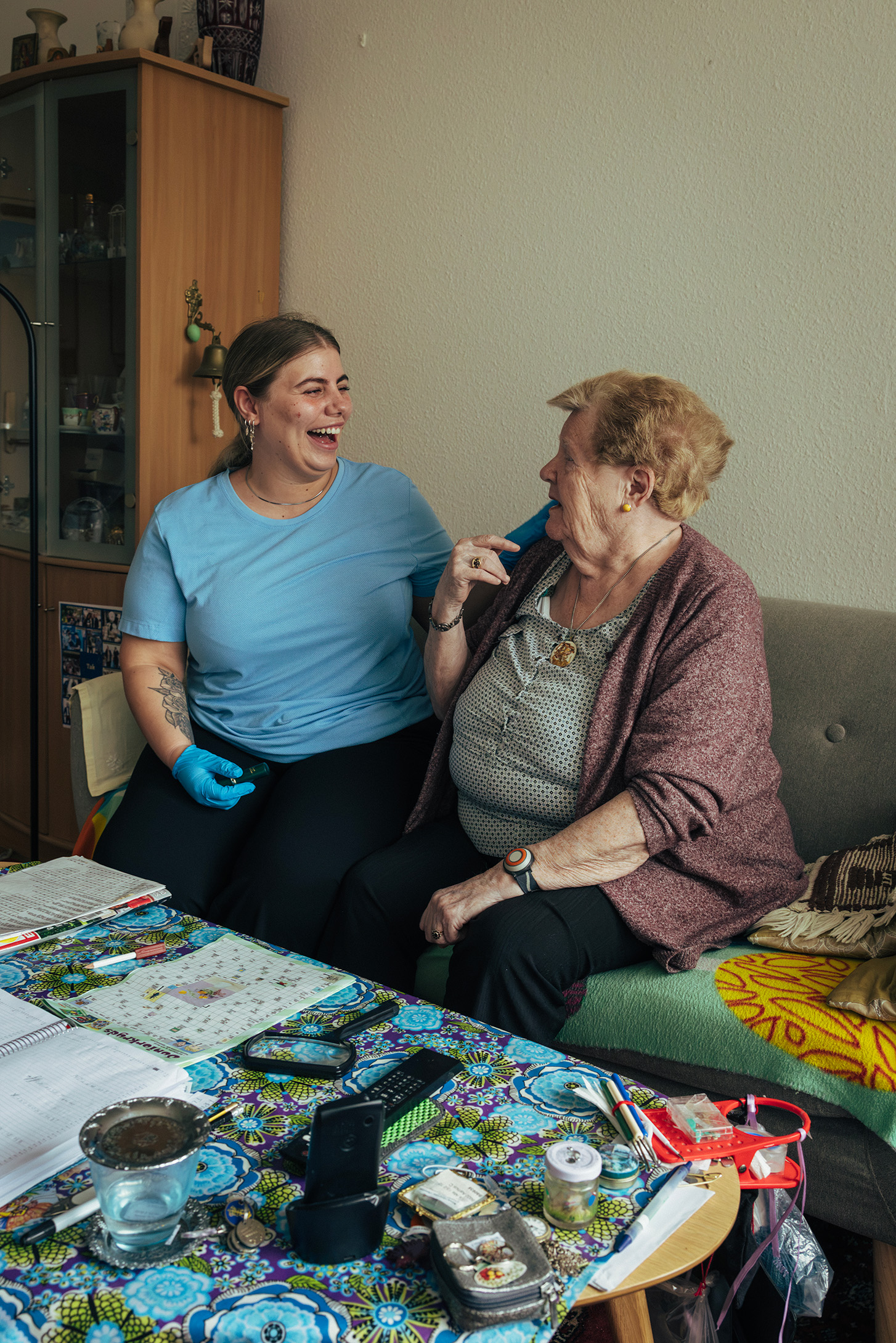 Isabella har en god stund på besøget hos Anne-Grethe.